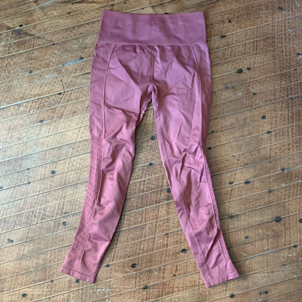 Fabletics rose pink cutout leg cropped S workout leggings